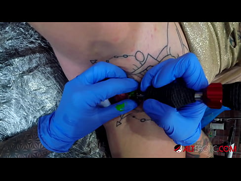❤️ Extremadamente tatuado hottie Sully Savage consiguió un tatuaje en su clítoris Video de porno de calidad en es.tube-sexer.ru ❌️